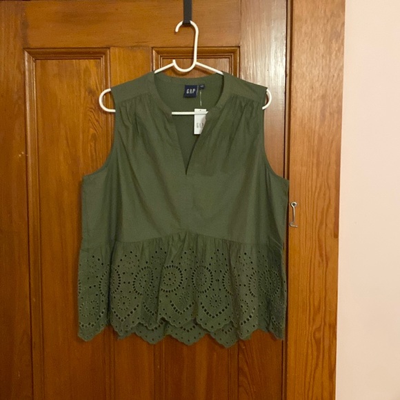 Green eyelet top - Picture 1 of 3